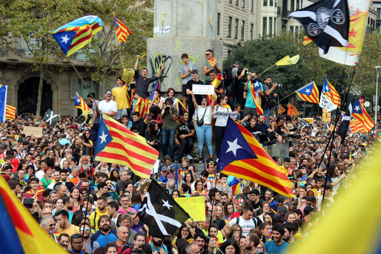Pro-independence protesters at the intersection of Diagonal and Passeig de Gràcia in Barcelona on October 18, 2019 (by Miquel Codolar)
